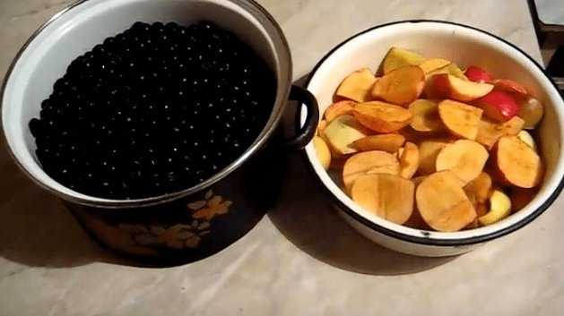 7 простых, но очень вкусных и полезных компотов с черноплодной рябиной на зиму: делаем витаминные закатки!