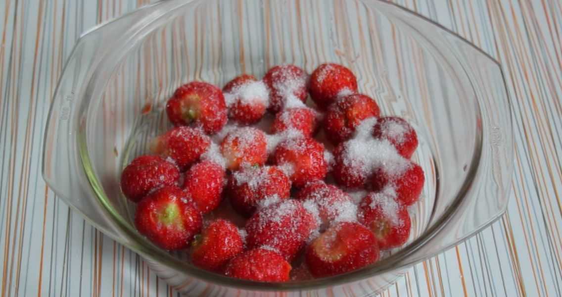 Протертая клубника с сахаром на зиму — 5 рецептов без варки