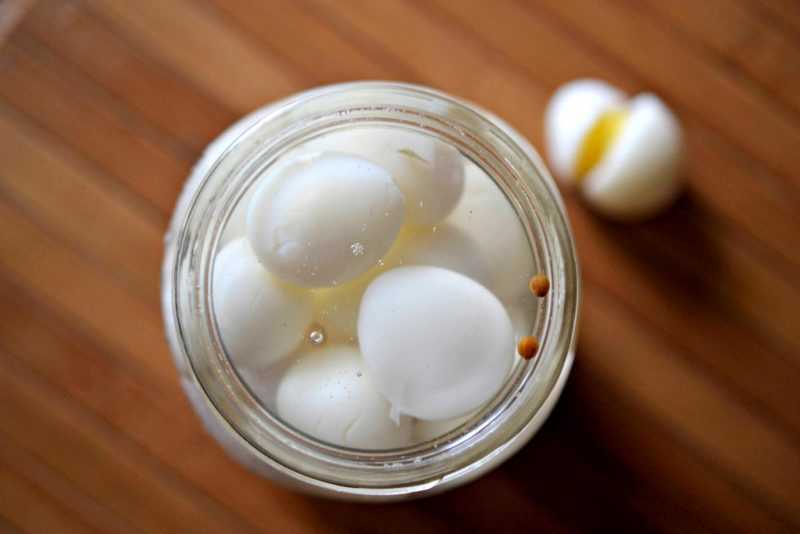 Маринованные яйца - 7 рецептов в домашних условиях, пошагово