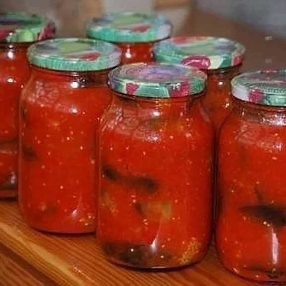 7 рецептов пикантных хрустящих огурцов в томатной заливке на зиму