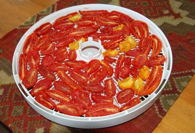 Вяленые помидоры в сушилке для овощей - хороший способ заготовить вкуснейшую закуску