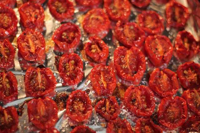 Вяленые помидоры в духовке на зиму в домашних условиях и 15 похожих рецептов: фото, калорийность, отзывы - 1000.menu
