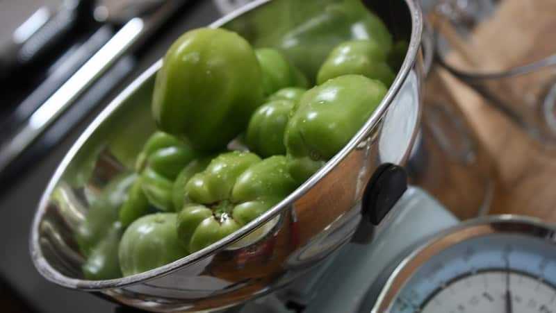 Зелёные помидоры квашеные быстрого приготовления в ведре и кастрюле