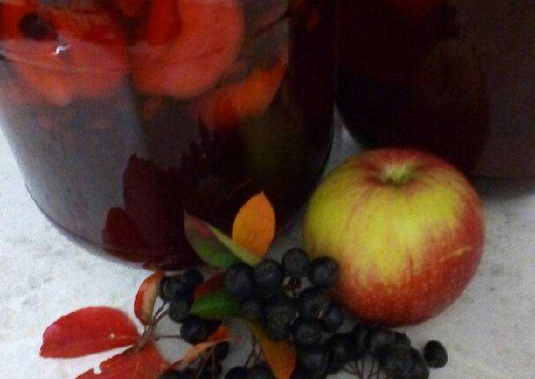 Рецепт компота из черноплодной рябины, яблок и слив