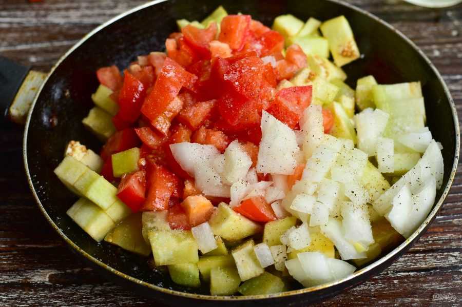 Рагу из овощей с баклажанами перцем и помидорами на сковороде, рецепт с фото