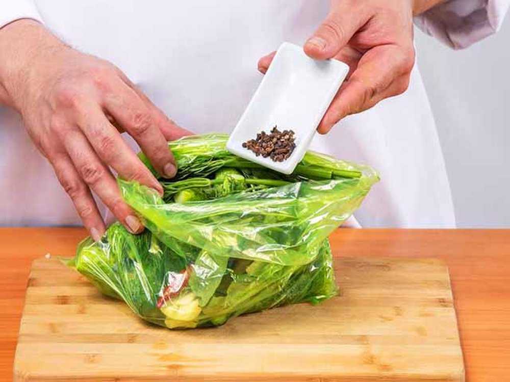 Малосольные огурцы в пакете с чесноком: рецепты быстрого приготовления от 5 минут!