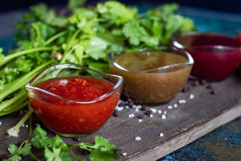 Лучшие рецепты, как приготовить абхазскую аджику на зиму традиционным способом, острую и с помидорами