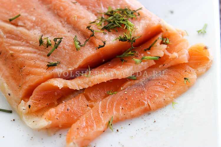 Как засолить лосося: в домашних условиях, вкусно и быстро, под семгу, для бутербродов, слабосоленый, для суши, кусочками, в рассоле