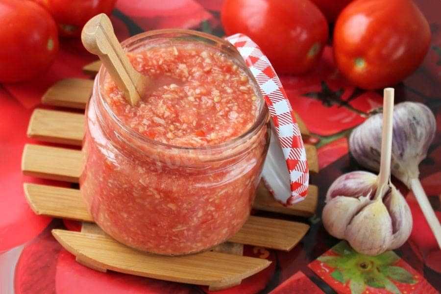 Как сделать горлодер с чесноком из помидоров на зиму – самые вкусные рецепты