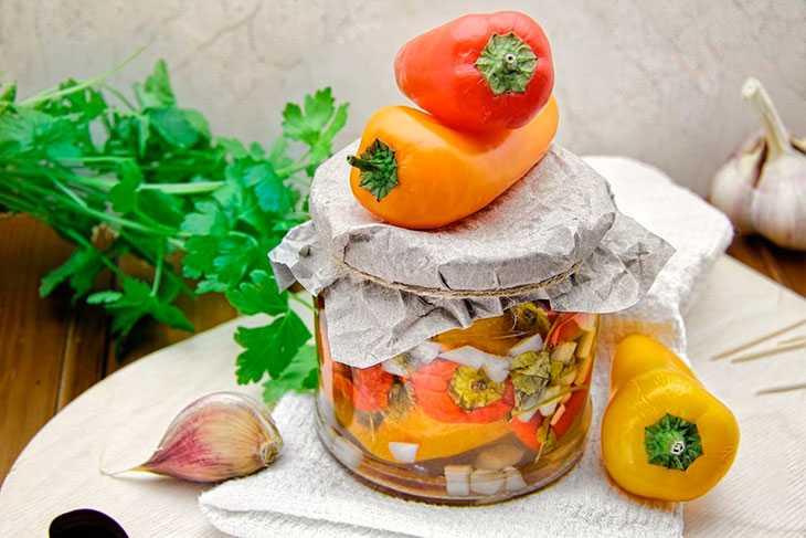 Перец, фаршированный на зиму в банках: рецепты с капустой и овощами "пальчики оближешь"