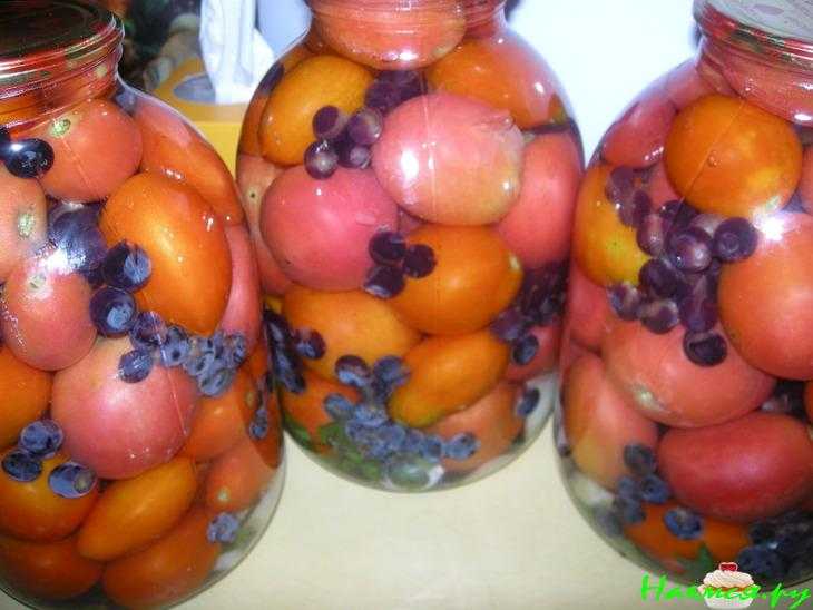 Рецепт консервированных помидоров с виноградом на зиму