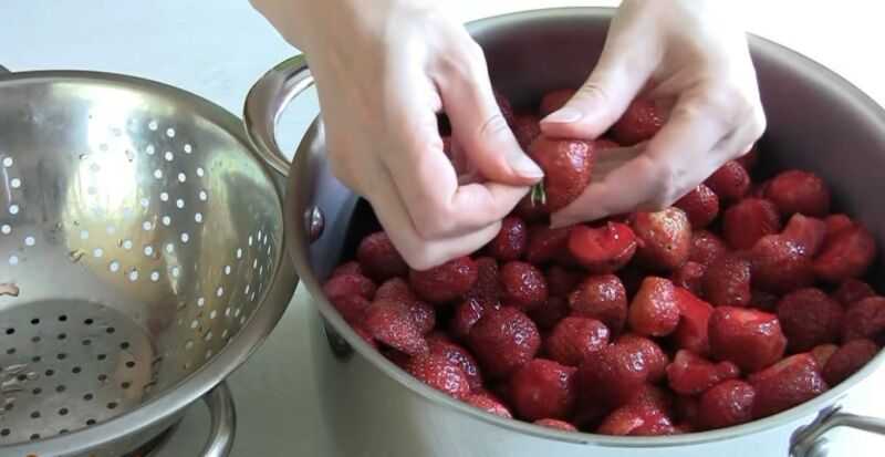 Варенье из клубники с целыми ягодами. 6 рецептов заготовки на зиму густого, прозрачного и вкусного клубничного варения