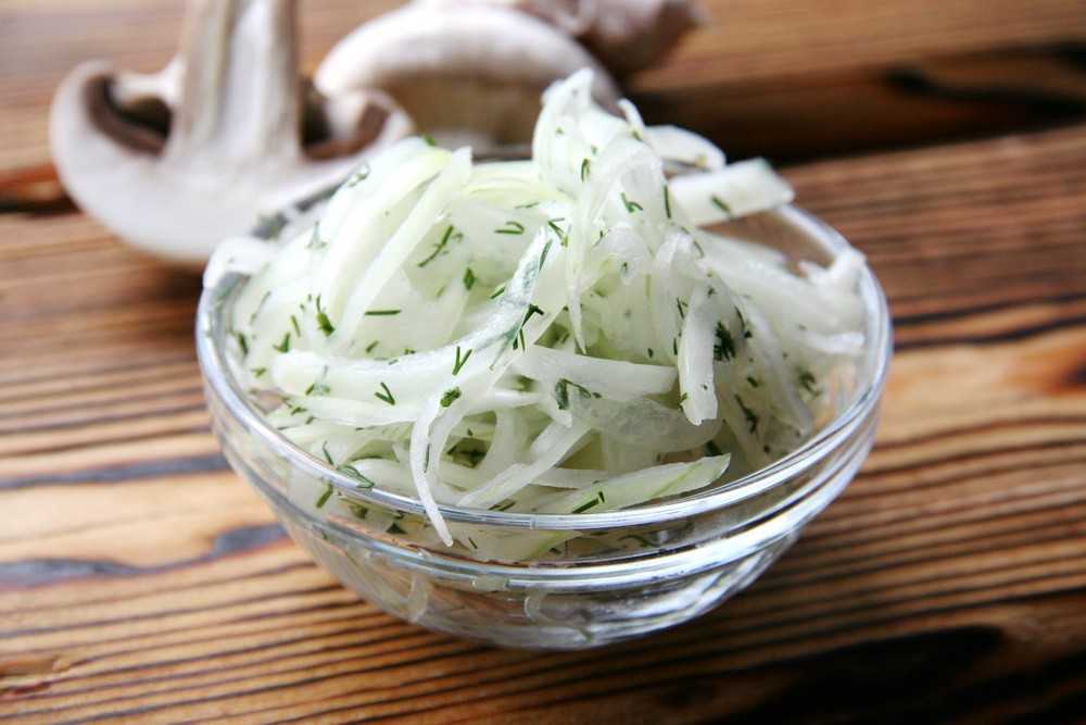10 рецептов салата из огурцов на зиму с луком: проверено и одобрено