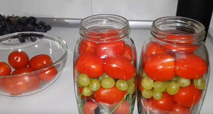 Консервирование помидоров с виноградом на зиму