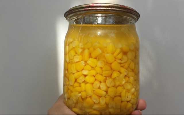 Как консервировать кукурузу в початках и зернами в домашних условиях на зиму, рецепты со стерилизацией и без