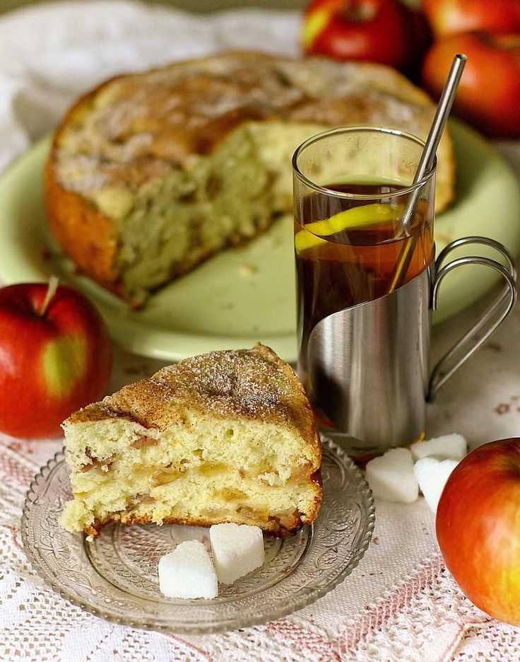 Шарлотка с вареньем: рецепты с яблоками и повидлом в духовке и мультиварке