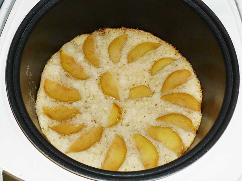 Шарлотка с яблочным вареньем — рецепт в духовке и мультиварке