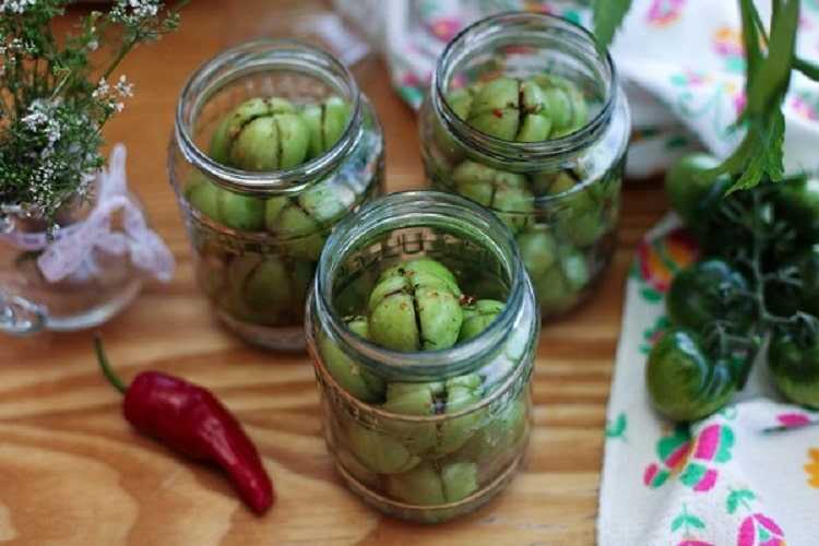Помидоры с малиновыми листьями на зиму: рецепт консервирования в банки