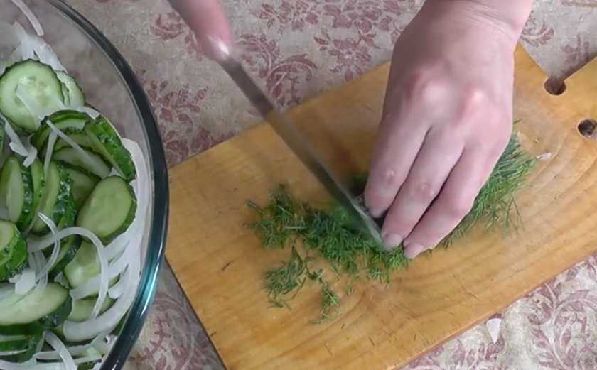 Как сделать салат «нежинский» из огурцов на зиму: 9 рецептов
