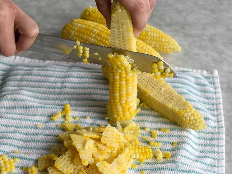 Как правильно заморозить кукурузу на зиму: в початках и зернах, как хранить в холодильнике и морозилке