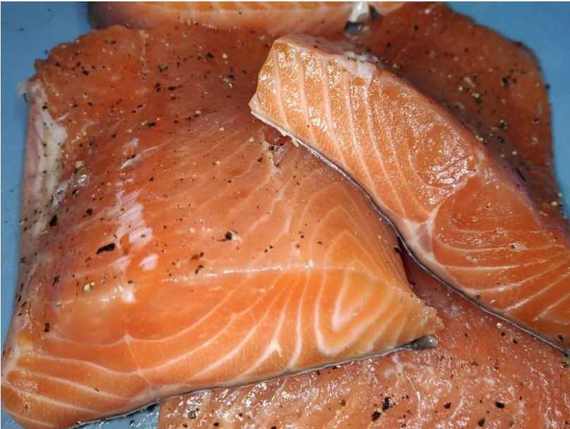 Как засолить лосось дома вкусно: рецепт приготовления рыбы целиком, быстрым способом, с зеленью и специями, советы, фото, видео