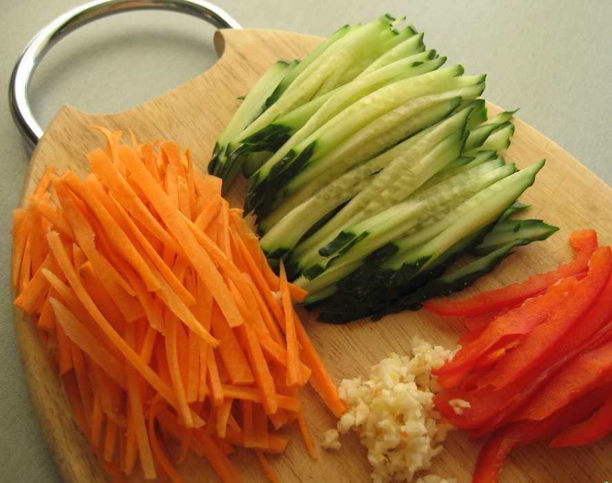 «берегись водка» - салат из огурцов, капусты, моркови и лука на зиму