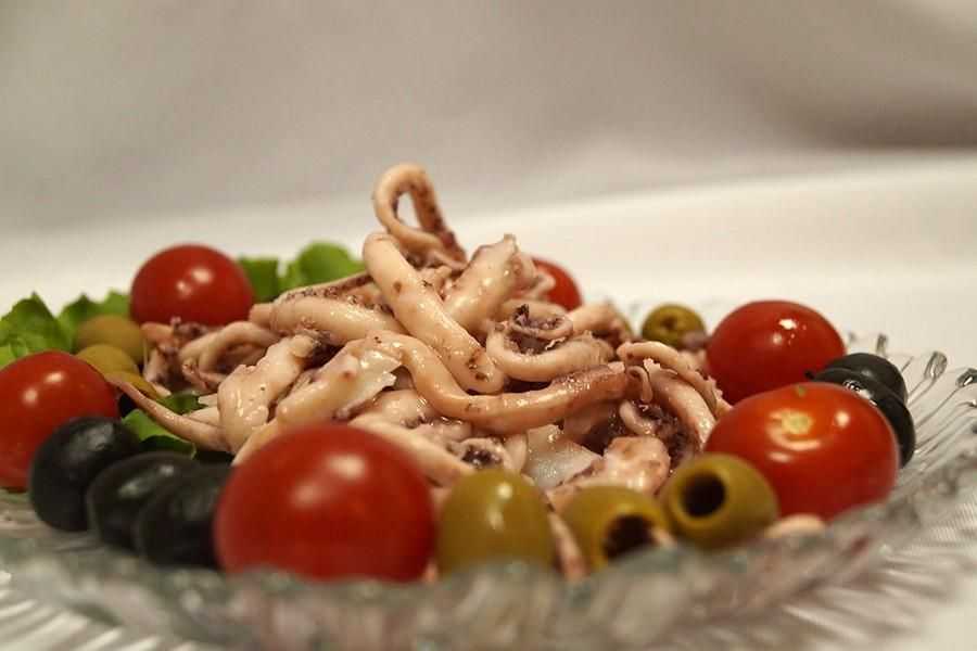 Салат с маринованными щупальцами кальмара рецепт