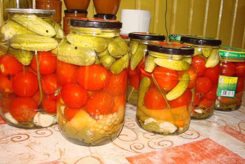 Ассорти из помидоров и огурцов консервированные на зиму в 3 литровых банках