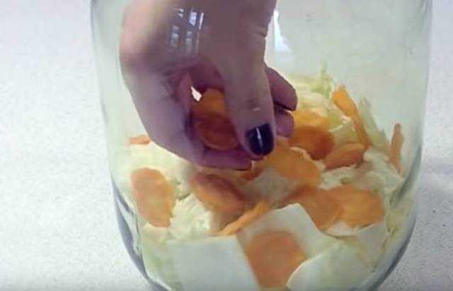 Как солить капусту в банках на зиму: простые пошаговые рецепты с фото