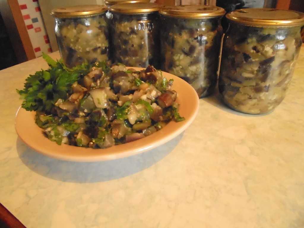 Как вкусно приготовить баклажаны на зиму соленые, острые, по-азербайджански, со сладким перцем, с зеленью, овощами, морковкой, моченой клюквой, чесноком под гнетом по классическому рецепту, как настоящие грибы: лучшие рецепты