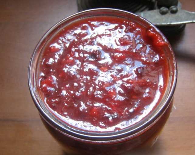 Аджика из слив с чесноком и томатной пастой