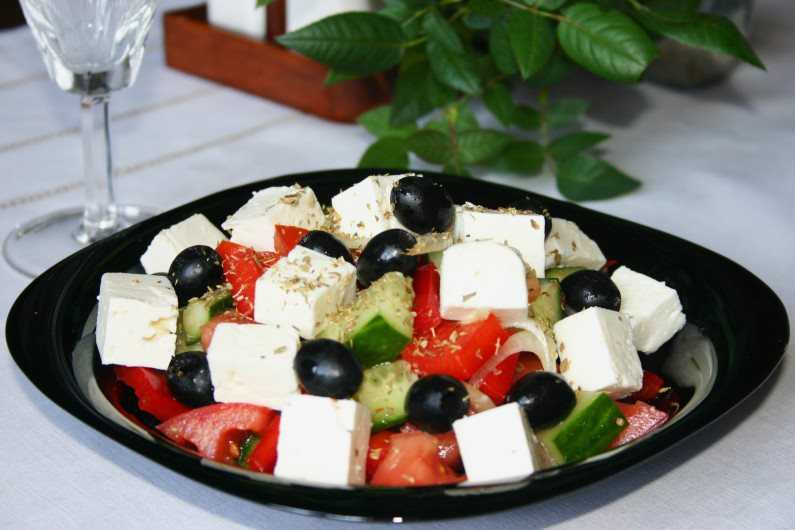 Как приготовить греческий салат на зиму с фасолью и овощами
