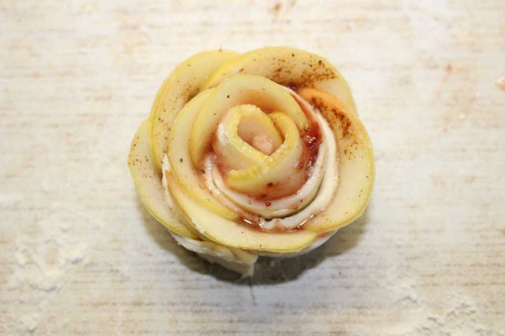Розочки из слоёного теста с яблоками: рецепты вкусной и ароматной выпечки