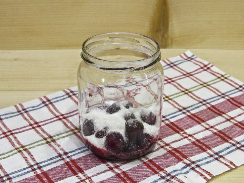 Компот из вишни на зиму: 10 простых рецептов на 3 литровую банку
