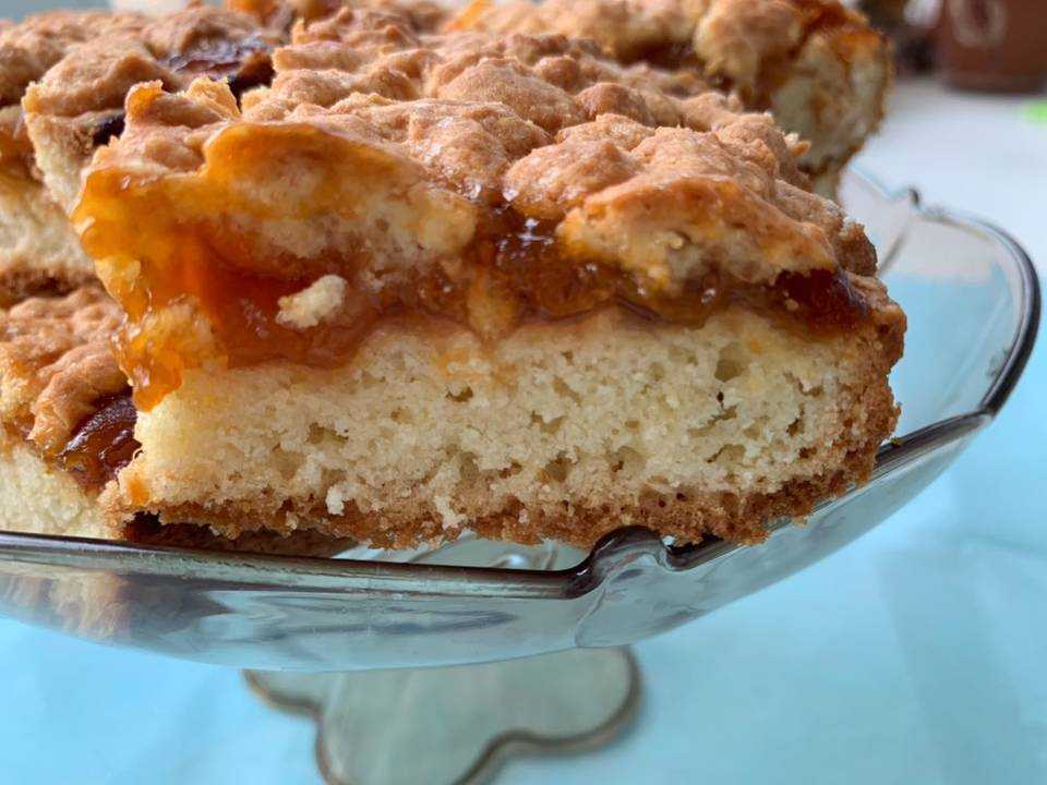 Пирог с абрикосовым вареньем и сахарной глазурью: рецепт в духовке