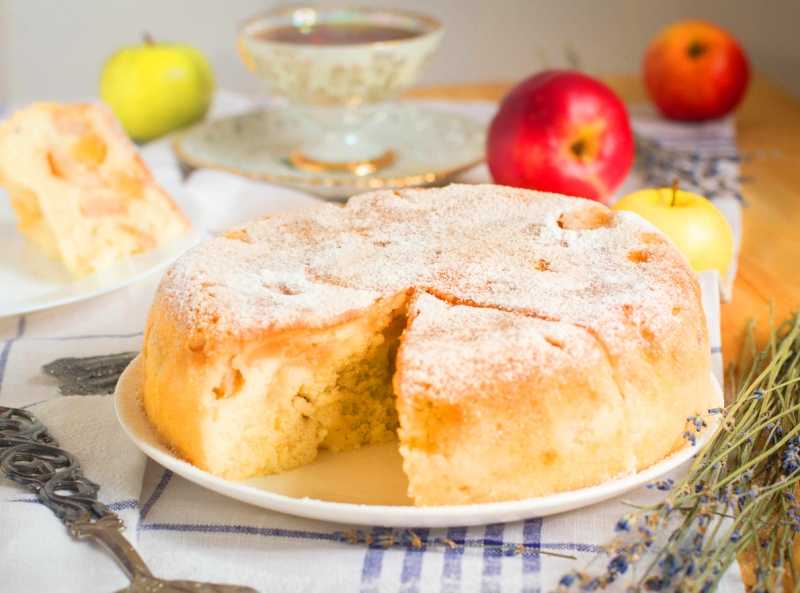 Как приготовить шарлотку с яблоками в мультиварке: самые вкусные рецепты