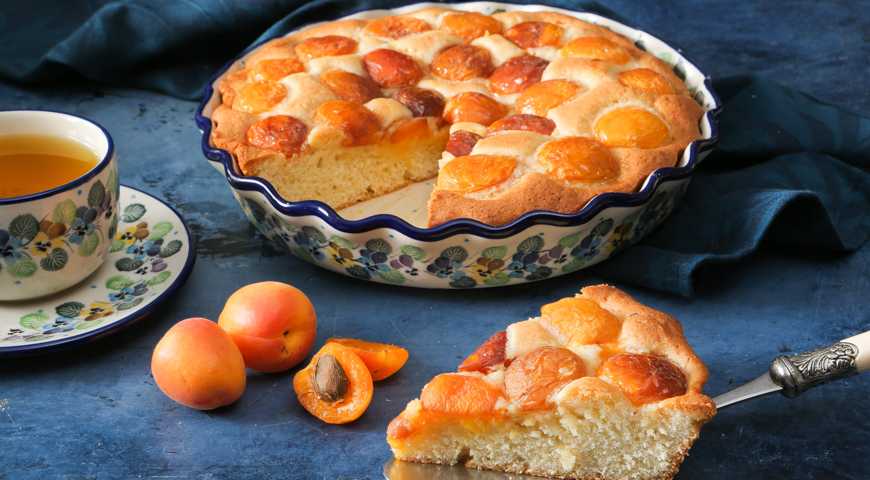 Открытый дрожжевой пирог с абрикосовым вареньем