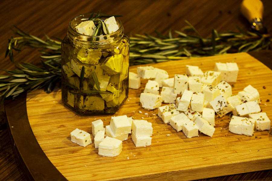 Рецепт маринованный сыр с чесноком