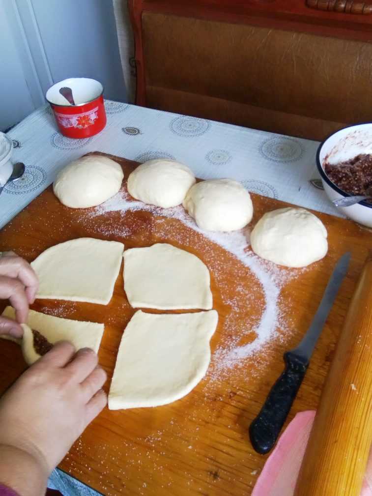 Как сделать булочки с вареньем из дрожжевого теста по пошаговому рецепту с фото