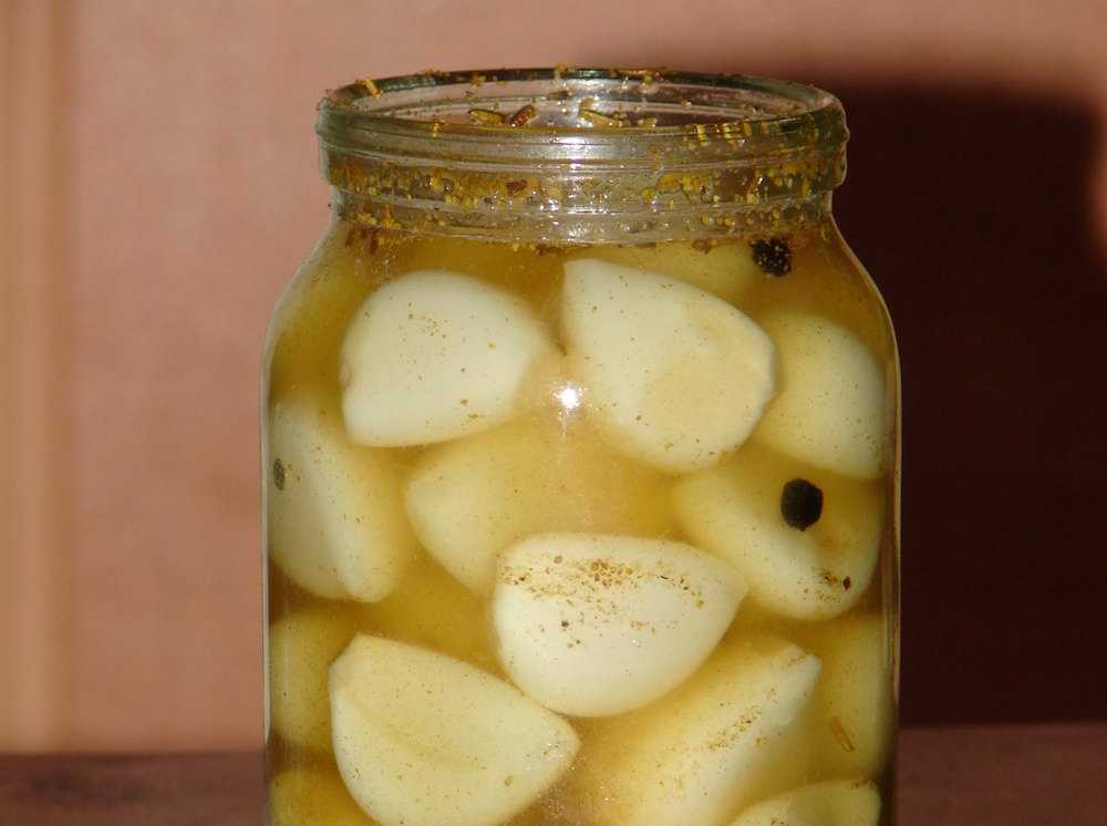 Домашний рецепт маринованного чеснока зубчиками на зиму для сохранения витаминов и микроэлементов