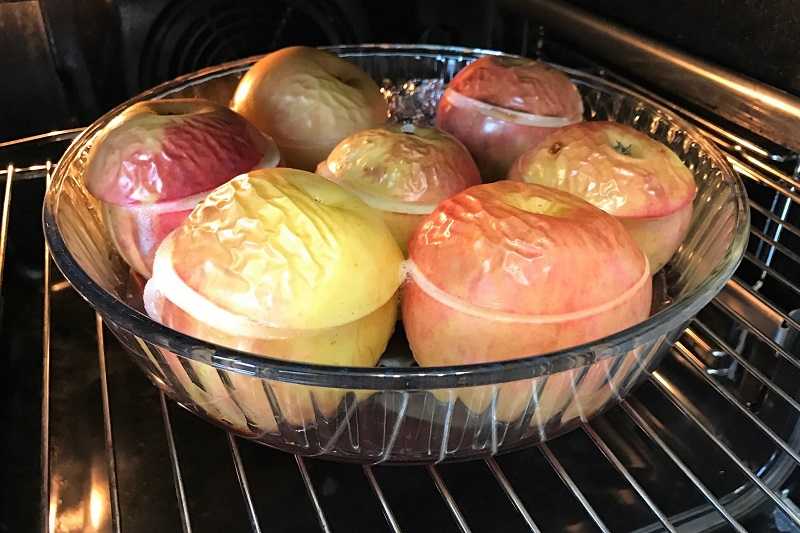 Печеные яблоки в духовке: вкусные рецепты