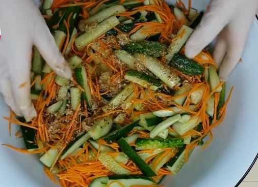Огурцы по-корейски на зиму — рецепт с приправой для корейской моркови