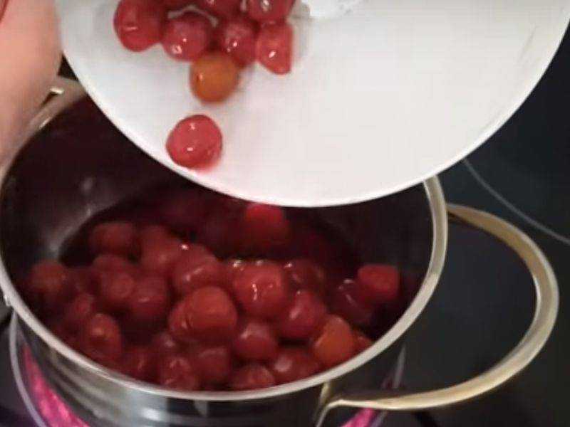 Варенье и замороженной вишни с косточками и без: можно ли варить, рецепты