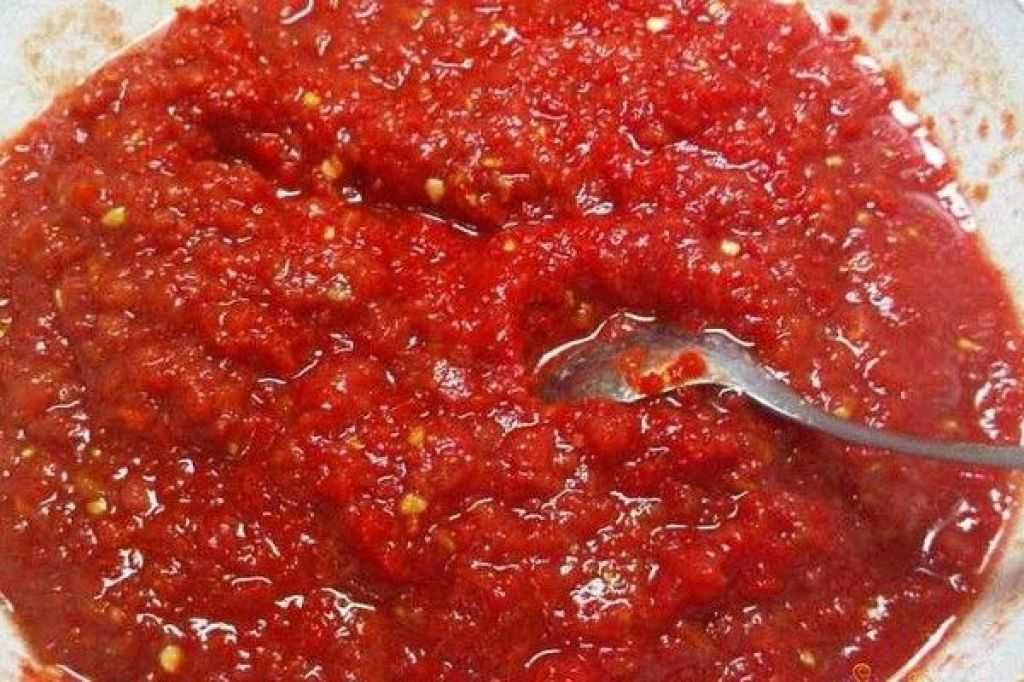 Сырая пп-аджика из помидор, чеснока и не только: лучшие рецепты на зиму без варки