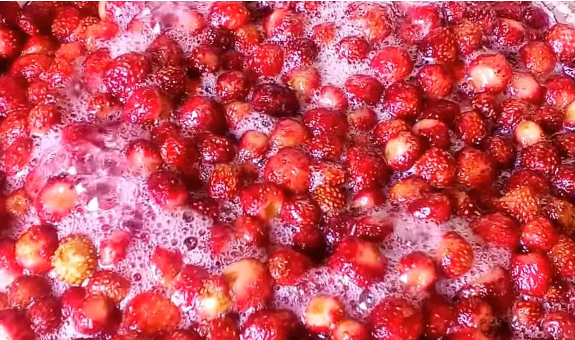 Компот из земляники (14 фото): простые рецепты из лесной ягоды на зиму, как пошагово сварить земляничный напиток