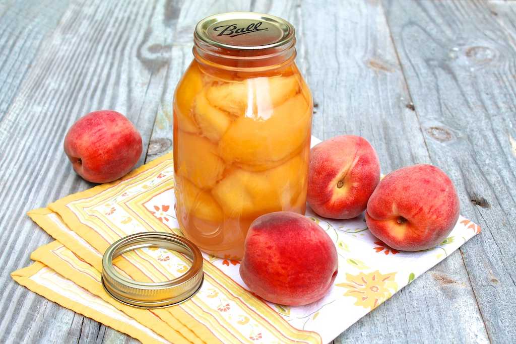 Как консервировать персики половинками
