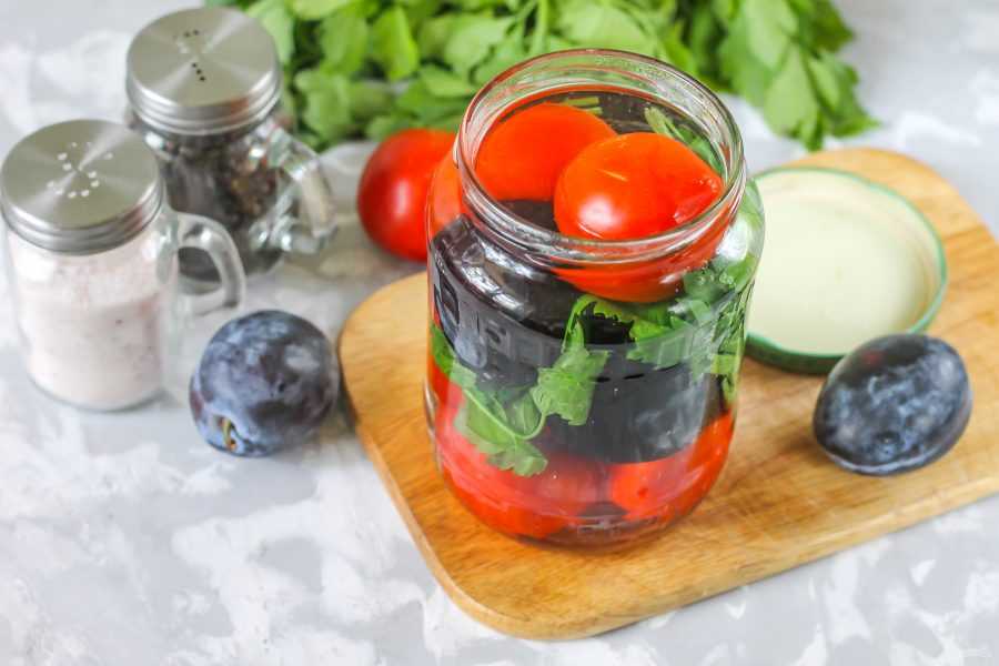 Рецепты и особенности маринованных помидоров со сливами на зиму