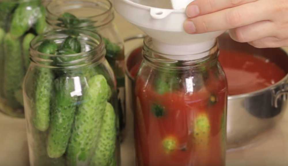 Огурцы на зиму в томатном соке и с томатной пастой — 6 обалденных рецептов