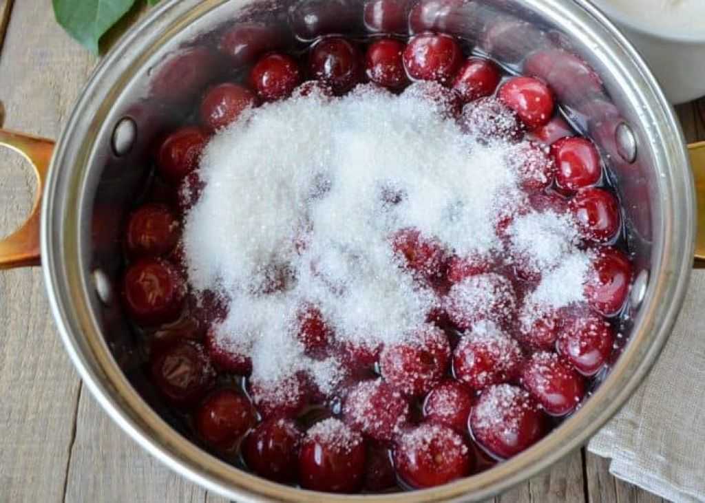 Как сварить на зиму варенье из вишни с косточками — 8 вкусных рецептов