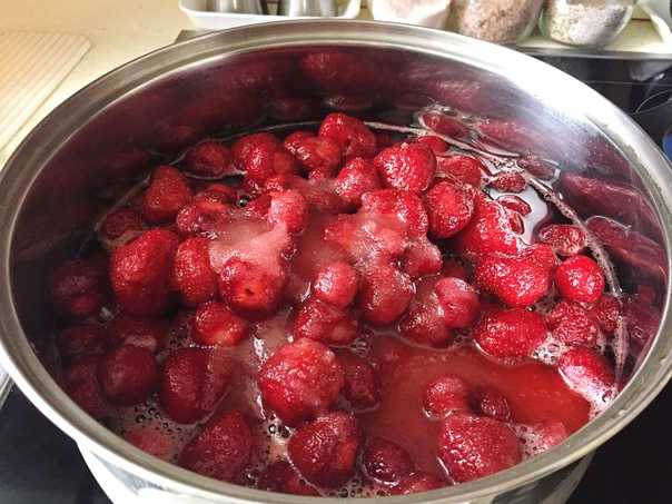 Густое варенье из клубники на зиму с целыми ягодами — классические рецепты